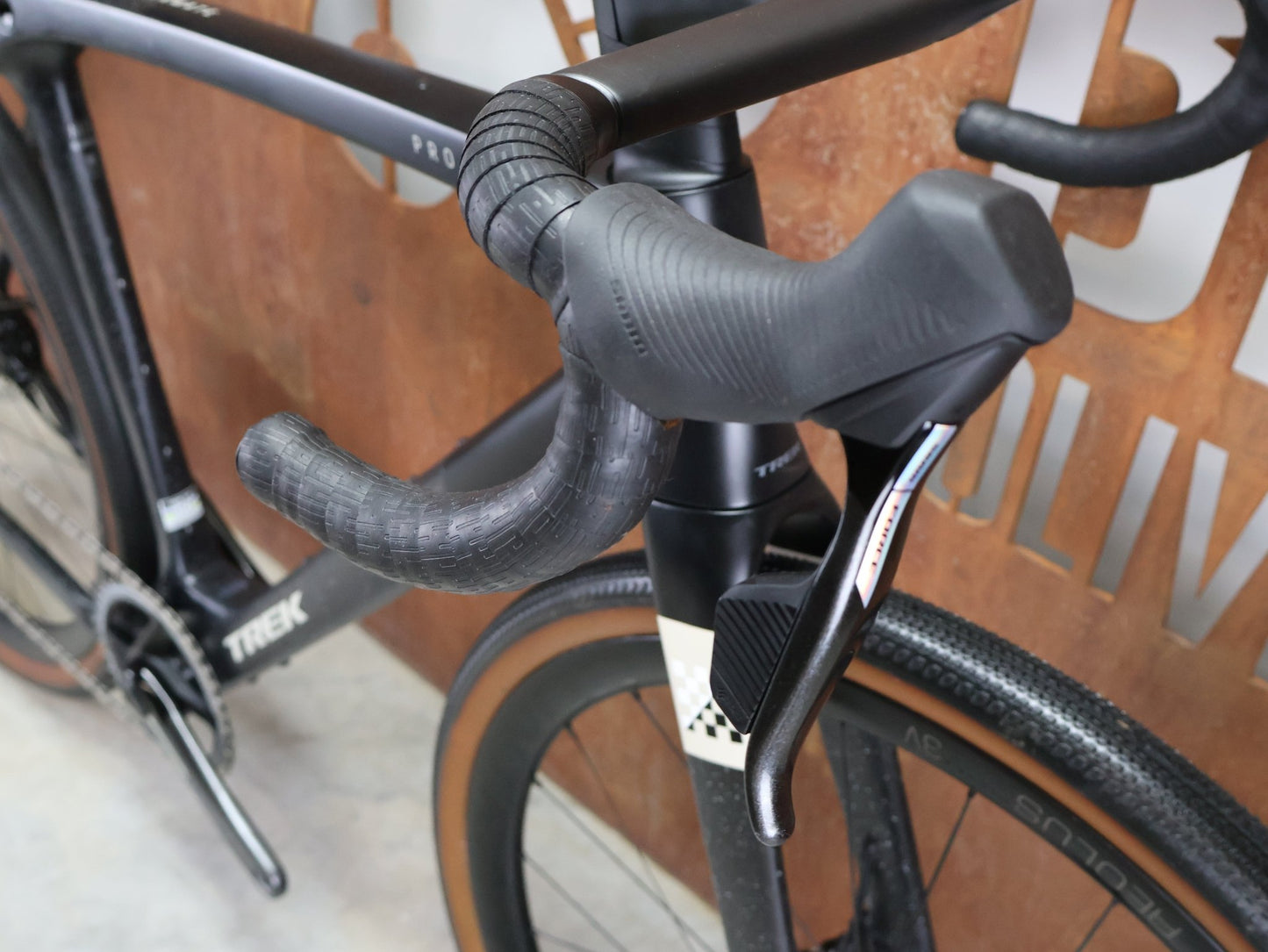 Gravel/Cyclocross von Trek, TREK CHECKMATE SLR 7 AXS / MATTE DEEP SMOKE / M/L vor USEDBIKES - OB.DE Hintergrund