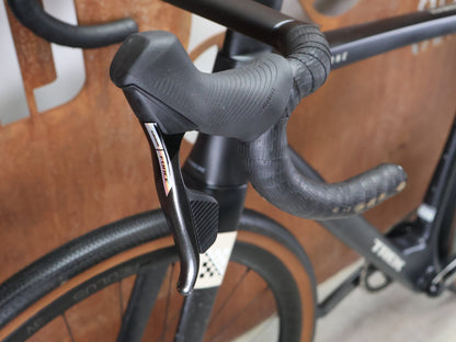 Gravel/Cyclocross von Trek, TREK CHECKMATE SLR 7 AXS / MATTE DEEP SMOKE / M/L vor USEDBIKES - OB.DE Hintergrund