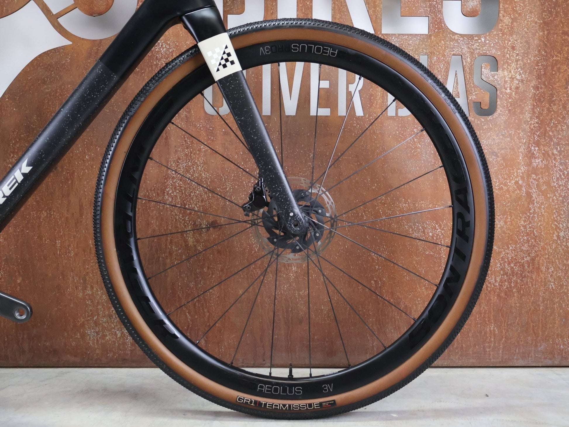 Gravel/Cyclocross von Trek, TREK CHECKMATE SLR 7 AXS / MATTE DEEP SMOKE / M/L vor USEDBIKES - OB.DE Hintergrund