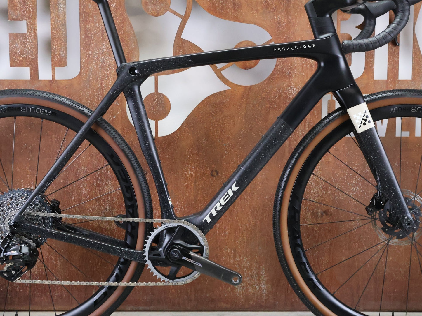 Gravel/Cyclocross von Trek, TREK CHECKMATE SLR 7 AXS / MATTE DEEP SMOKE / M/L vor USEDBIKES - OB.DE Hintergrund