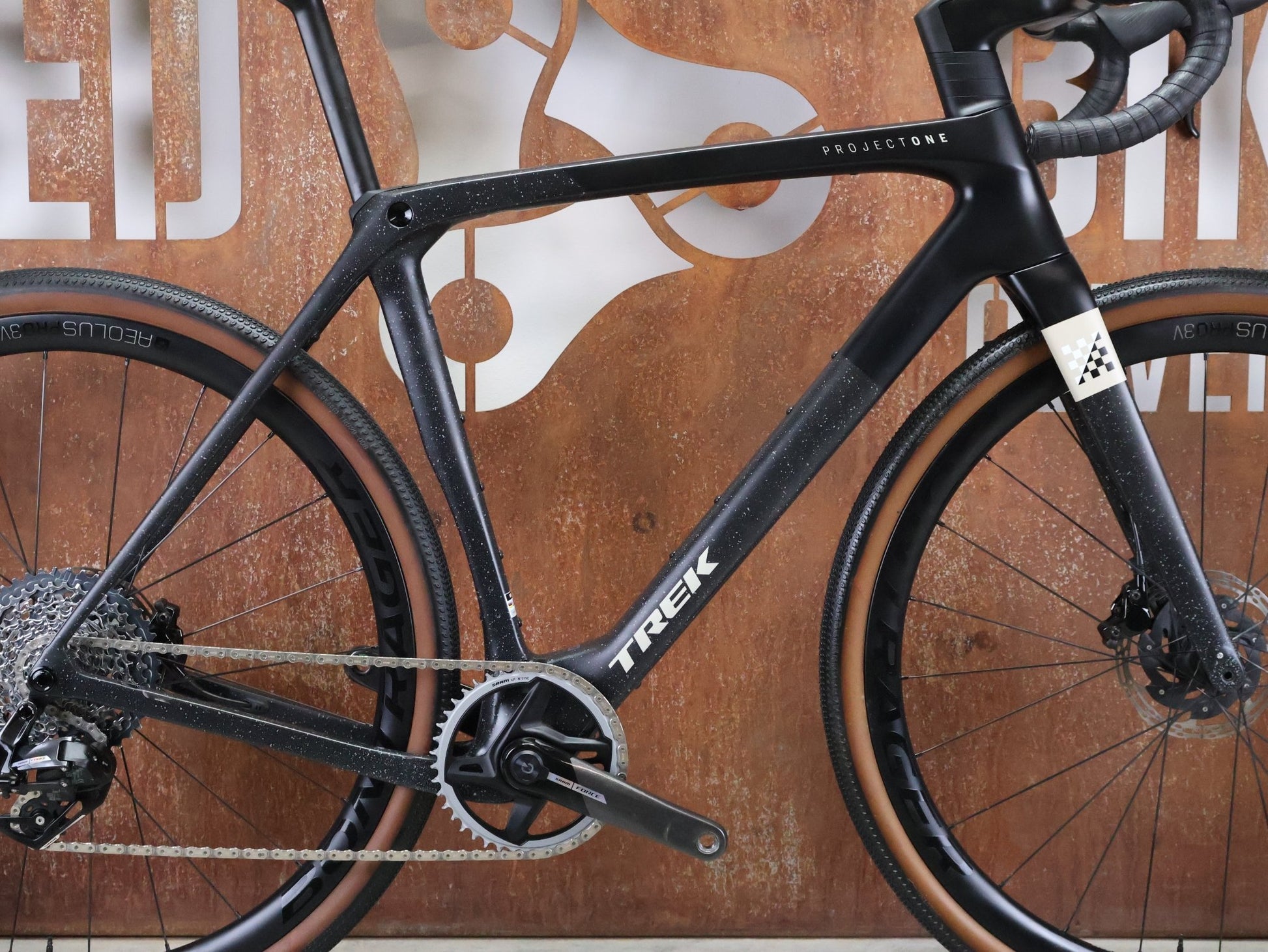 Gravel/Cyclocross von Trek, TREK CHECKMATE SLR 7 AXS / MATTE DEEP SMOKE / M/L vor USEDBIKES - OB.DE Hintergrund