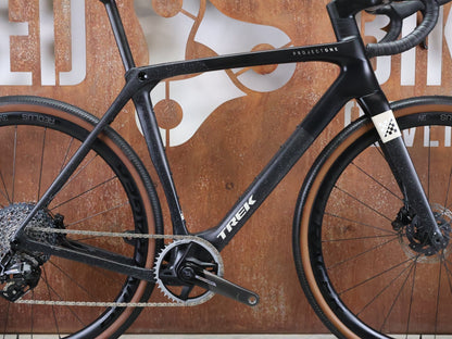 Gravel/Cyclocross von Trek, TREK CHECKMATE SLR 7 AXS / MATTE DEEP SMOKE / M/L vor USEDBIKES - OB.DE Hintergrund