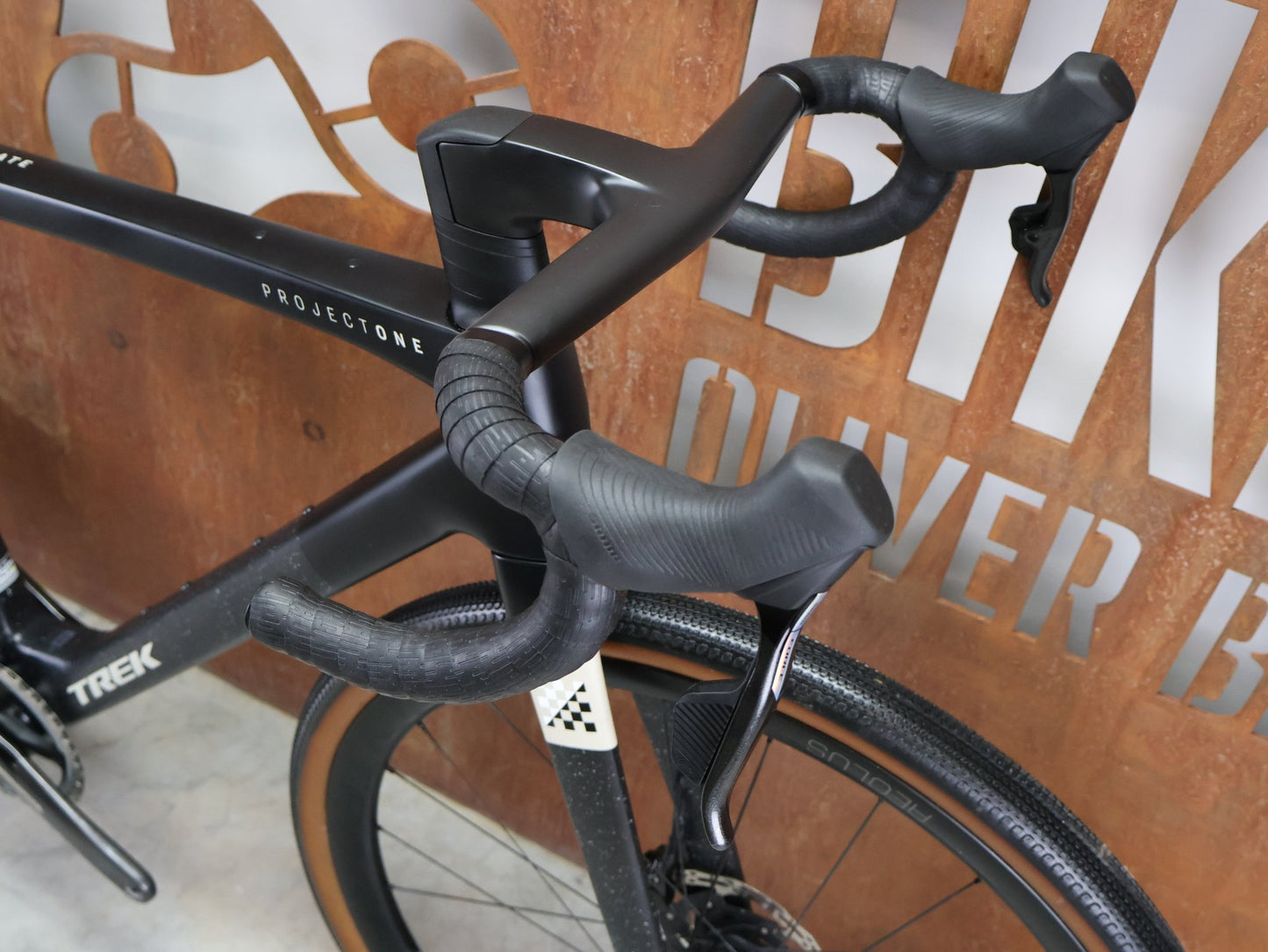 Gravel/Cyclocross von Trek, TREK CHECKMATE SLR 7 AXS / MATTE DEEP SMOKE / M/L vor USEDBIKES - OB.DE Hintergrund