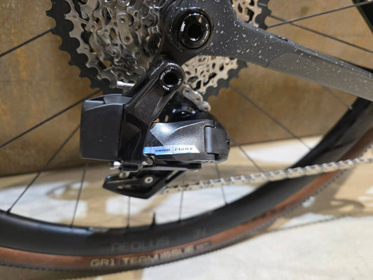 Gravel/Cyclocross von Trek, TREK CHECKMATE SLR 7 AXS / MATTE DEEP SMOKE / M/L in variant_title vor USEDBIKES - OB.DE Hintergrund