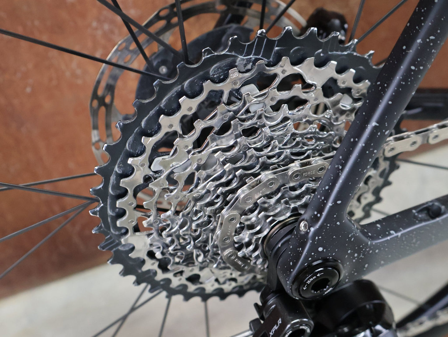 Gravel/Cyclocross von Trek, TREK CHECKMATE SLR 7 AXS / MATTE DEEP SMOKE / M/L vor USEDBIKES - OB.DE Hintergrund