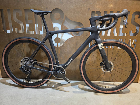 Gravel/Cyclocross von Trek, TREK CHECKMATE SLR 7 AXS / MATTE DEEP SMOKE / M/L vor USEDBIKES - OB.DE Hintergrund
