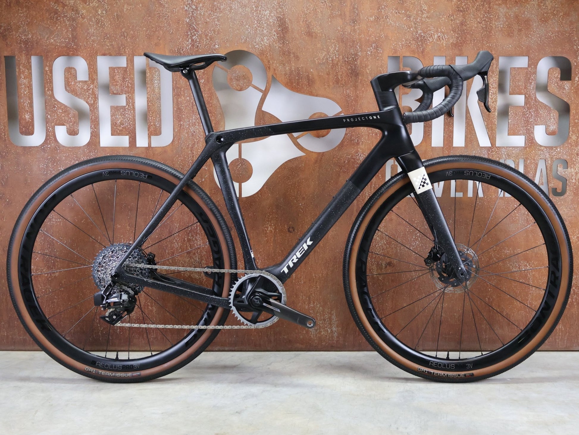 Gravel/Cyclocross von Trek, TREK CHECKMATE SLR 7 AXS / MATTE DEEP SMOKE / M/L vor USEDBIKES - OB.DE Hintergrund