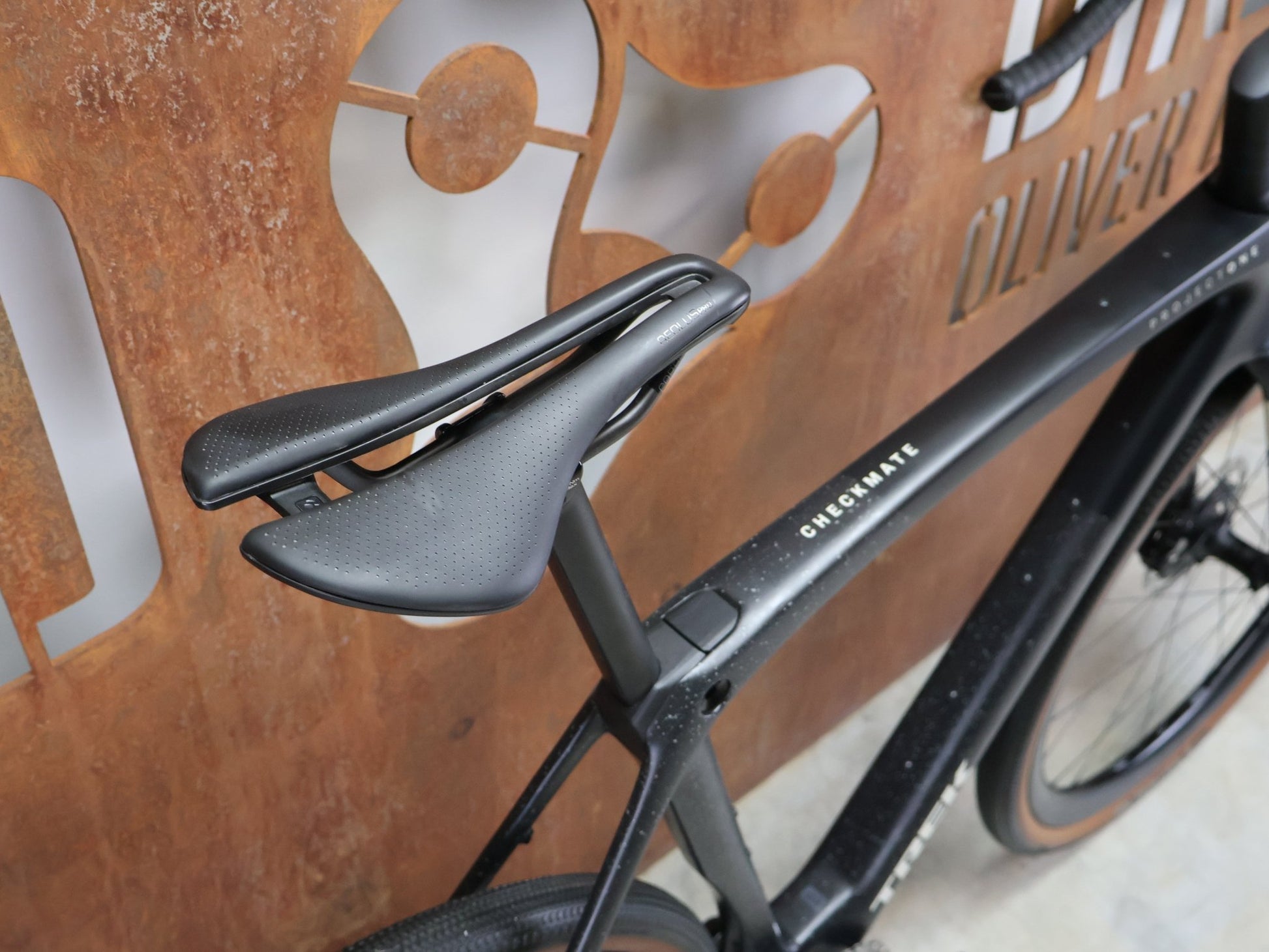 Gravel/Cyclocross von Trek, TREK CHECKMATE SLR 7 AXS / MATTE DEEP SMOKE / M/L vor USEDBIKES - OB.DE Hintergrund