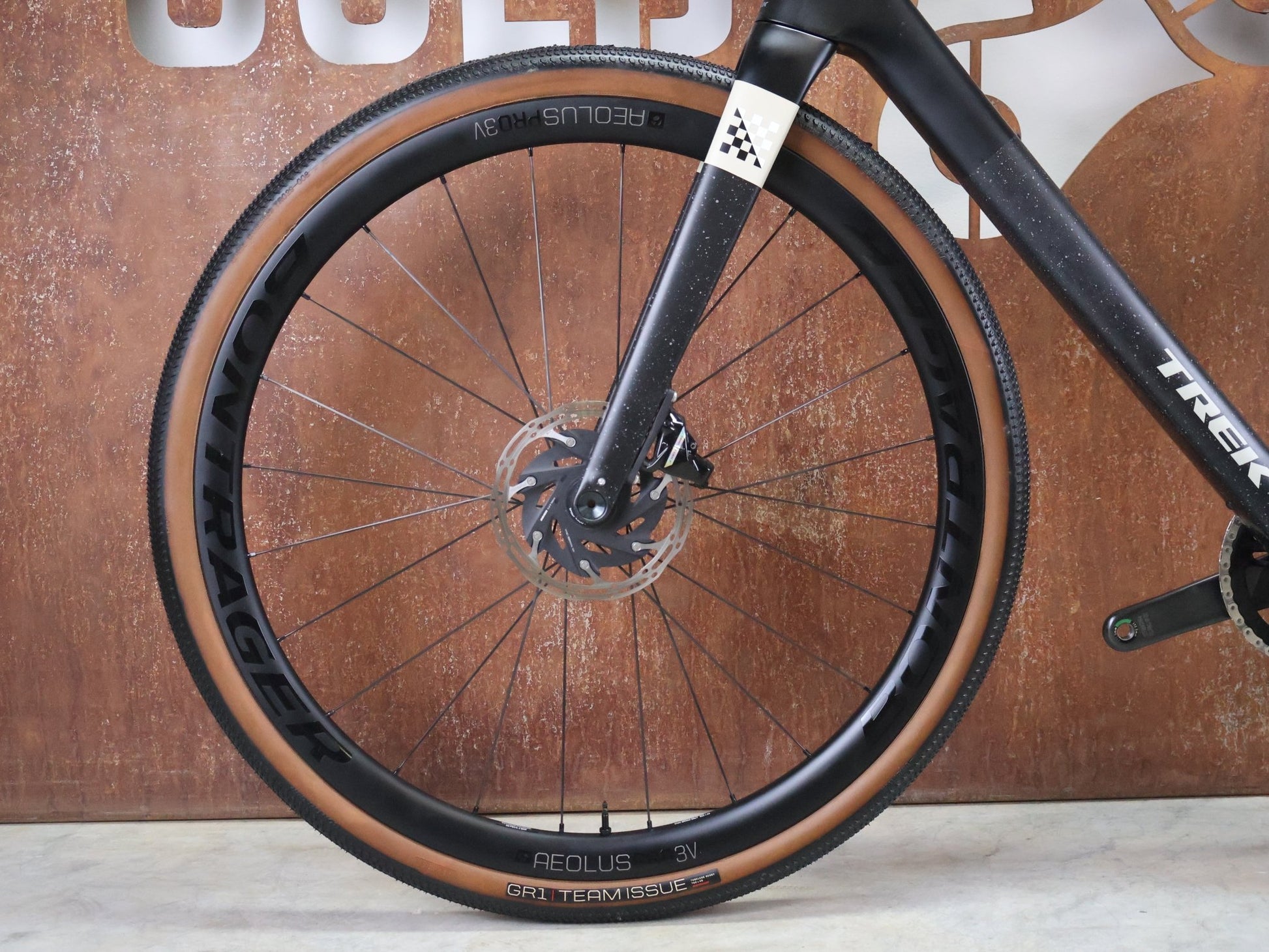 Gravel/Cyclocross von Trek, TREK CHECKMATE SLR 7 AXS / MATTE DEEP SMOKE / M/L vor USEDBIKES - OB.DE Hintergrund