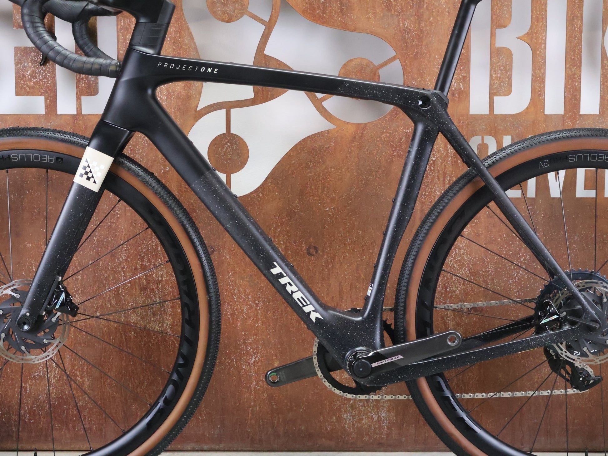 Gravel/Cyclocross von Trek, TREK CHECKMATE SLR 7 AXS / MATTE DEEP SMOKE / M/L vor USEDBIKES - OB.DE Hintergrund