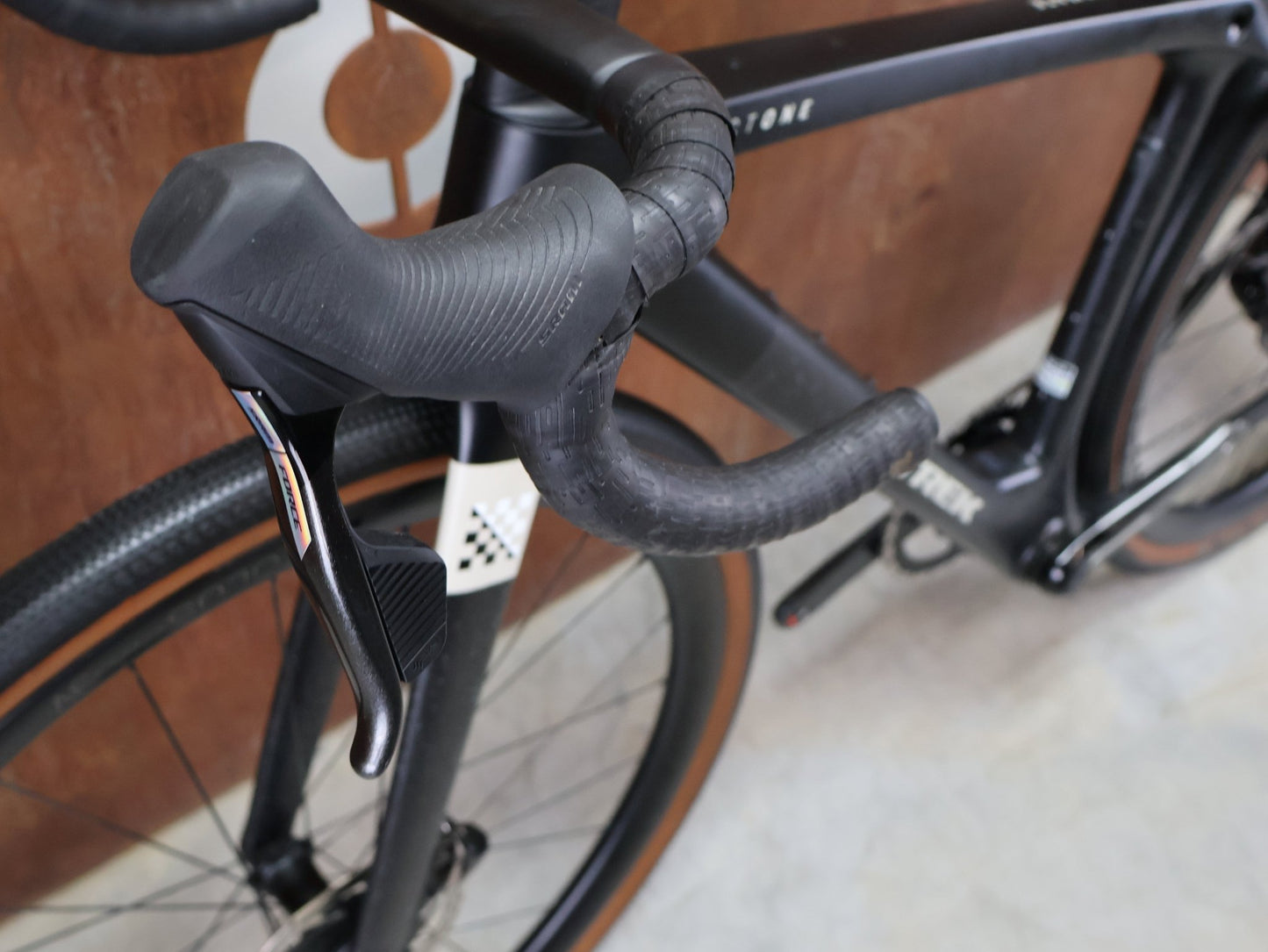 Gravel/Cyclocross von Trek, TREK CHECKMATE SLR 7 AXS / MATTE DEEP SMOKE / S vor USEDBIKES - OB.DE Hintergrund