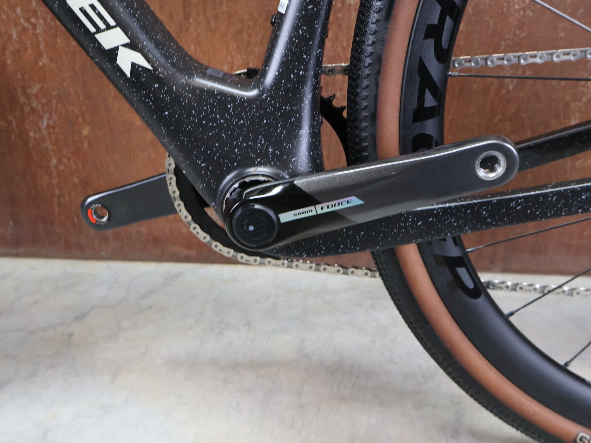 Gravel/Cyclocross von Trek, TREK CHECKMATE SLR 7 AXS / MATTE DEEP SMOKE / S vor USEDBIKES - OB.DE Hintergrund