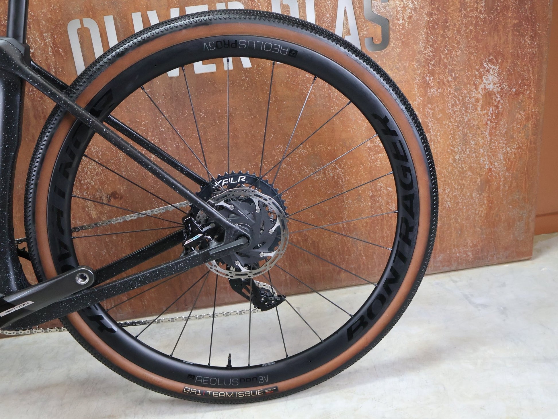 Gravel/Cyclocross von Trek, TREK CHECKMATE SLR 7 AXS / MATTE DEEP SMOKE / S vor USEDBIKES - OB.DE Hintergrund