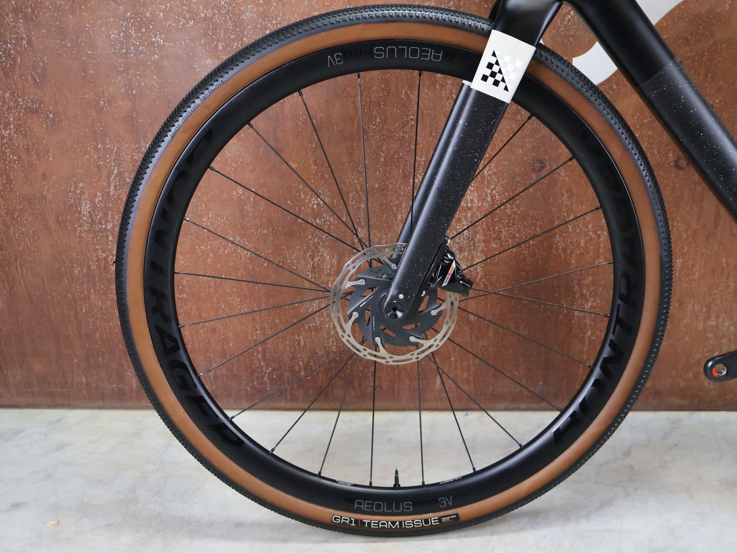 Gravel/Cyclocross von Trek, TREK CHECKMATE SLR 7 AXS / MATTE DEEP SMOKE / S vor USEDBIKES - OB.DE Hintergrund