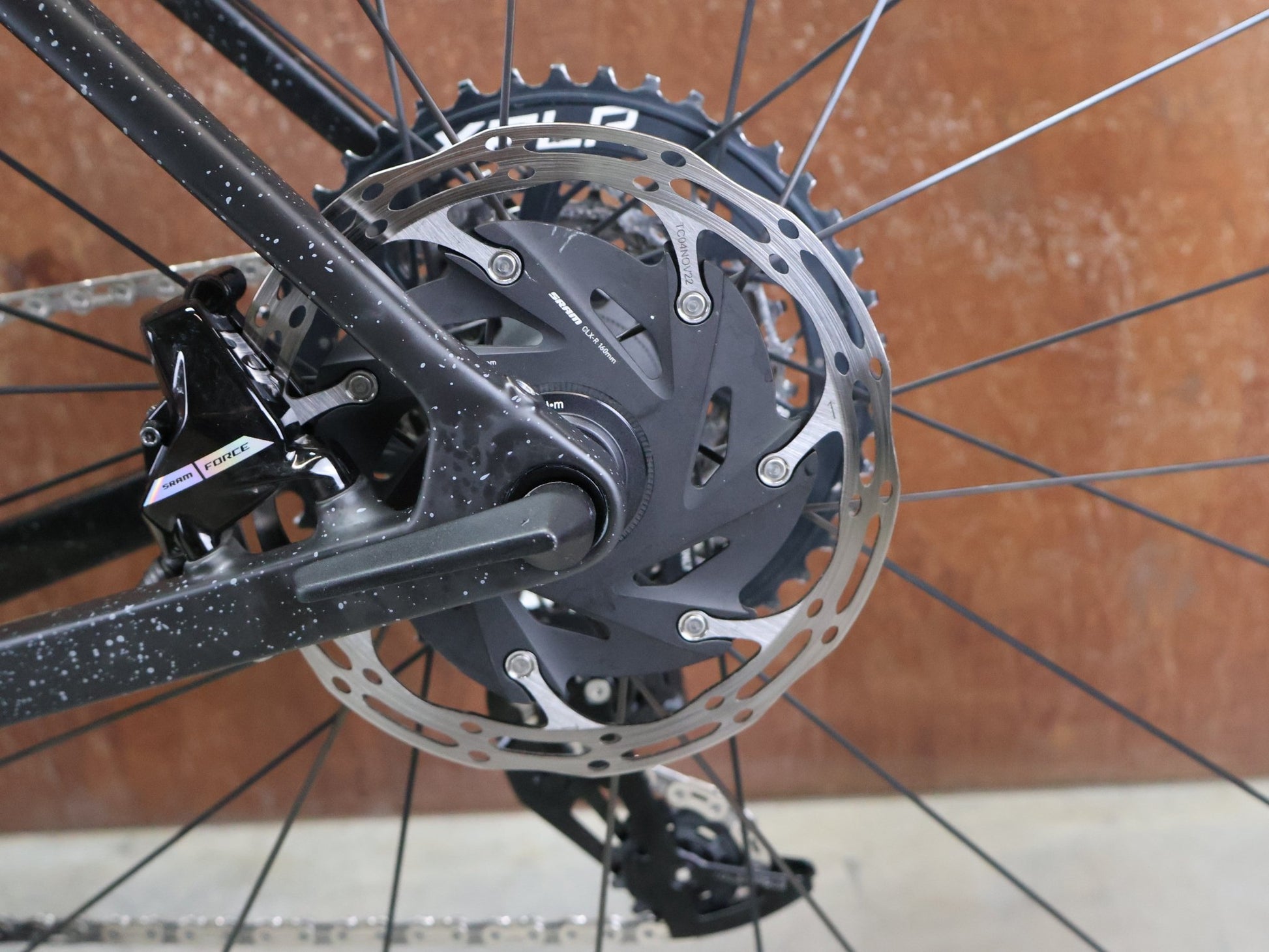 Gravel/Cyclocross von Trek, TREK CHECKMATE SLR 7 AXS / MATTE DEEP SMOKE / S vor USEDBIKES - OB.DE Hintergrund