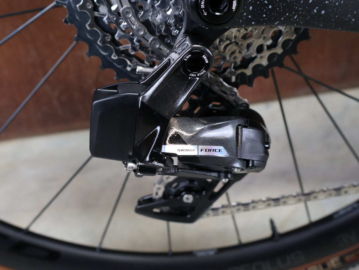 Gravel/Cyclocross von Trek, TREK CHECKMATE SLR 7 AXS / MATTE DEEP SMOKE / S vor USEDBIKES - OB.DE Hintergrund