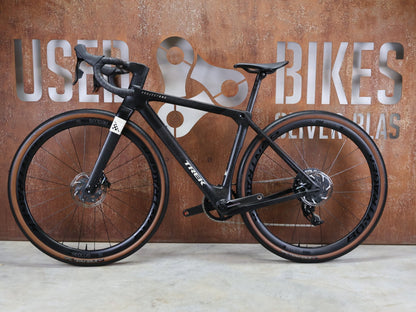 Gravel/Cyclocross von Trek, TREK CHECKMATE SLR 7 AXS / MATTE DEEP SMOKE / S vor USEDBIKES - OB.DE Hintergrund