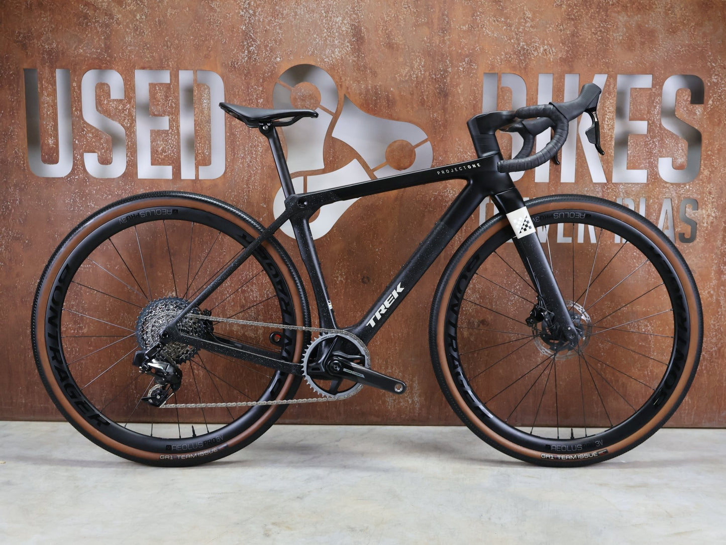 Gravel/Cyclocross von Trek, TREK CHECKMATE SLR 7 AXS / MATTE DEEP SMOKE / S vor USEDBIKES - OB.DE Hintergrund
