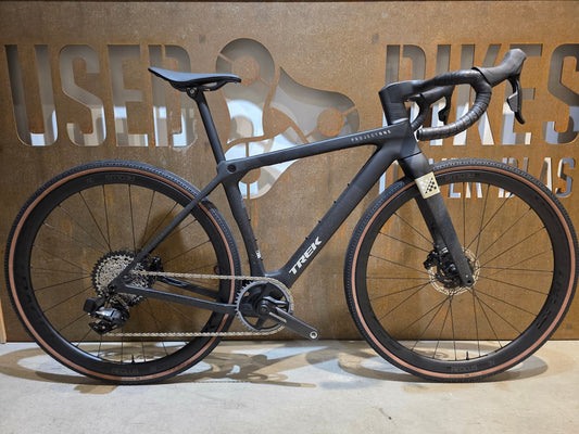Gravel/Cyclocross von Trek, TREK CHECKMATE SLR 7 AXS / MATTE DEEP SMOKE / S vor USEDBIKES - OB.DE Hintergrund