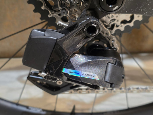 Gravel/Cyclocross von Trek, TREK CHECKMATE SLR 7 AXS / MATTE DEEP SMOKE / S vor USEDBIKES - OB.DE Hintergrund