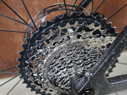 Gravel/Cyclocross von Trek, TREK CHECKMATE SLR 7 AXS / MATTE DEEP SMOKE / S vor USEDBIKES - OB.DE Hintergrund