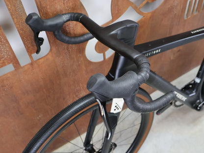 Gravel/Cyclocross von Trek, TREK CHECKMATE SLR 7 AXS / MATTE DEEP SMOKE / S vor USEDBIKES - OB.DE Hintergrund