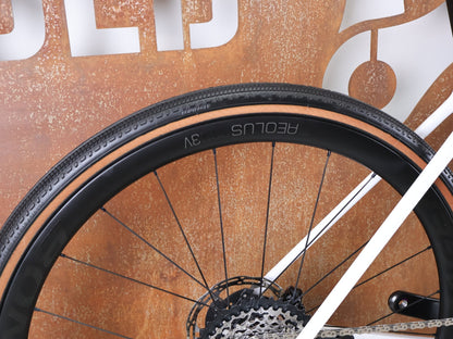 Gravel/Cyclocross von Trek, TREK CHECKMATE SLR 7 AXS – PROJECT ONE CRYSTAL WHITE / CRYSTAL BLUE / S vor USEDBIKES - OB.DE Hintergrund