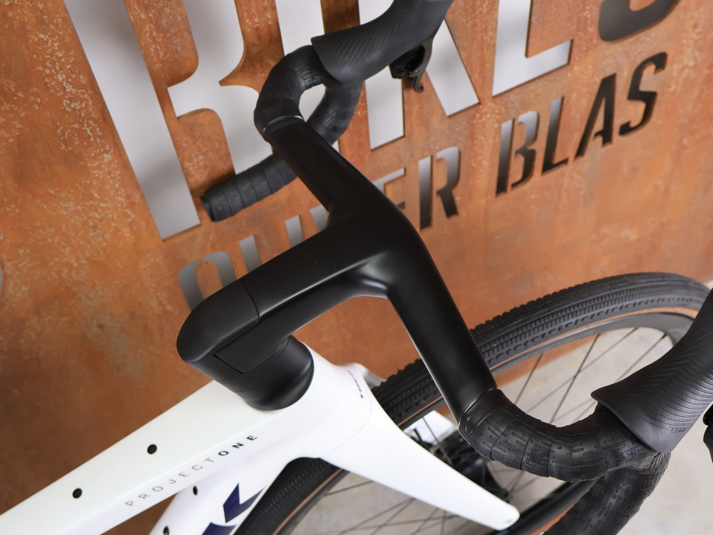 Gravel/Cyclocross von Trek, TREK CHECKMATE SLR 7 AXS – PROJECT ONE CRYSTAL WHITE / CRYSTAL BLUE / S vor USEDBIKES - OB.DE Hintergrund