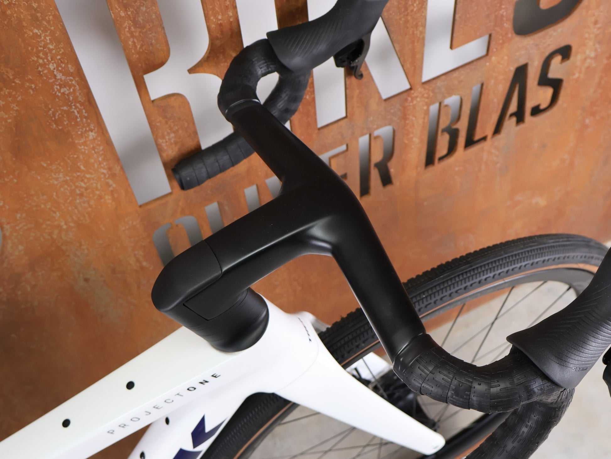 Gravel/Cyclocross von Trek, TREK CHECKMATE SLR 7 AXS – PROJECT ONE CRYSTAL WHITE / CRYSTAL BLUE / S vor USEDBIKES - OB.DE Hintergrund