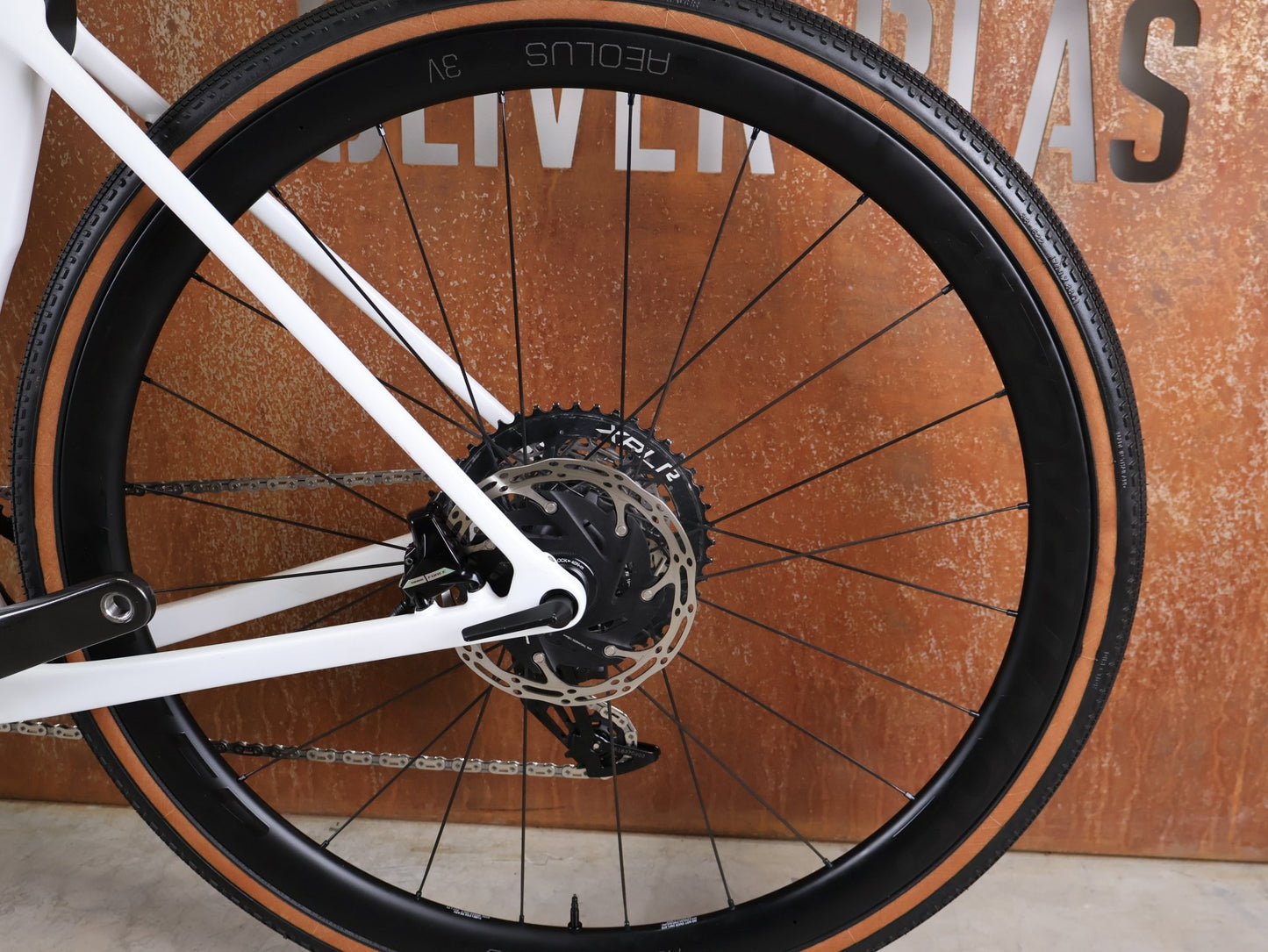 Gravel/Cyclocross von Trek, TREK CHECKMATE SLR 7 AXS – PROJECT ONE CRYSTAL WHITE / CRYSTAL BLUE / S vor USEDBIKES - OB.DE Hintergrund