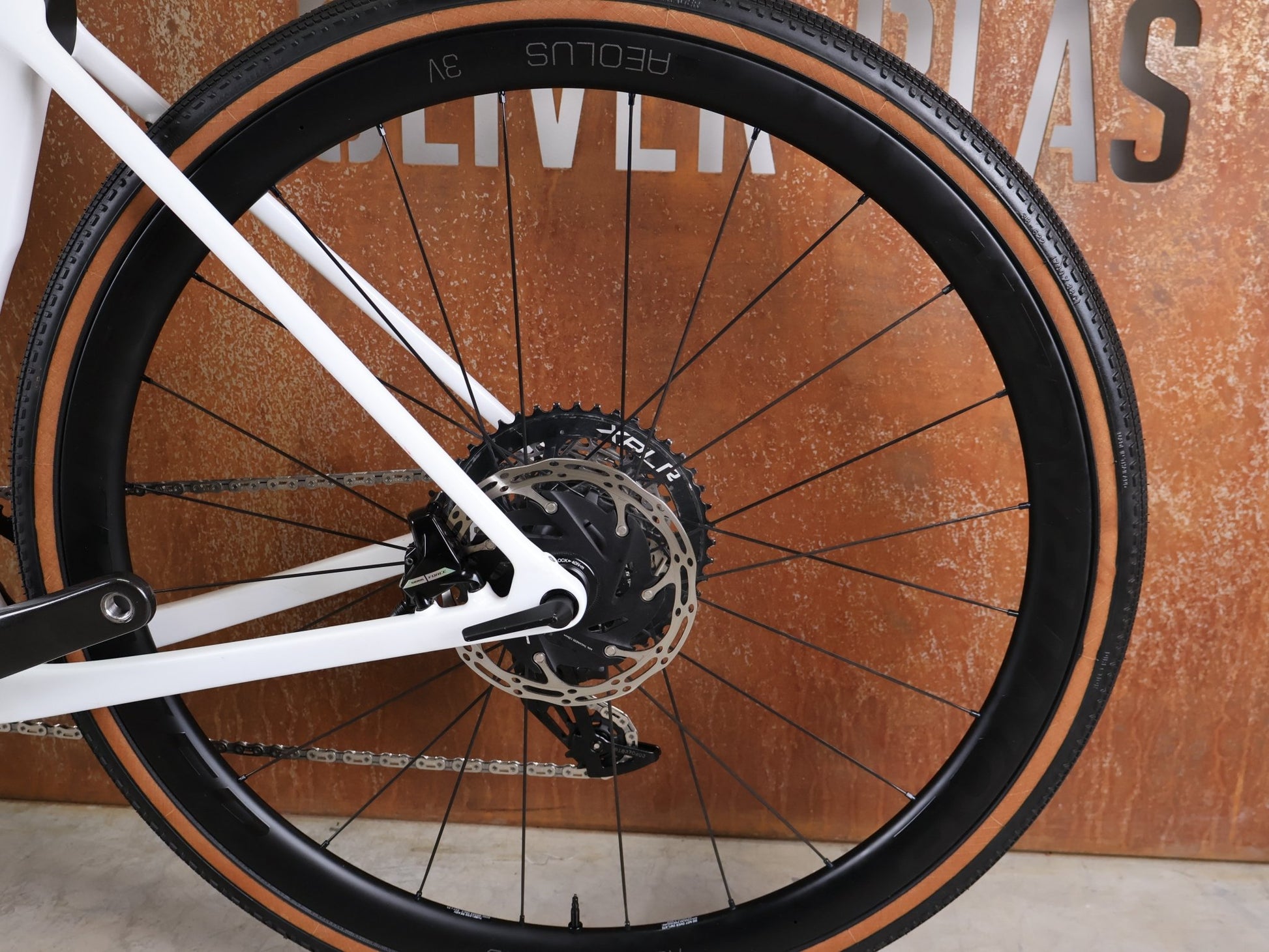 Gravel/Cyclocross von Trek, TREK CHECKMATE SLR 7 AXS – PROJECT ONE CRYSTAL WHITE / CRYSTAL BLUE / S vor USEDBIKES - OB.DE Hintergrund