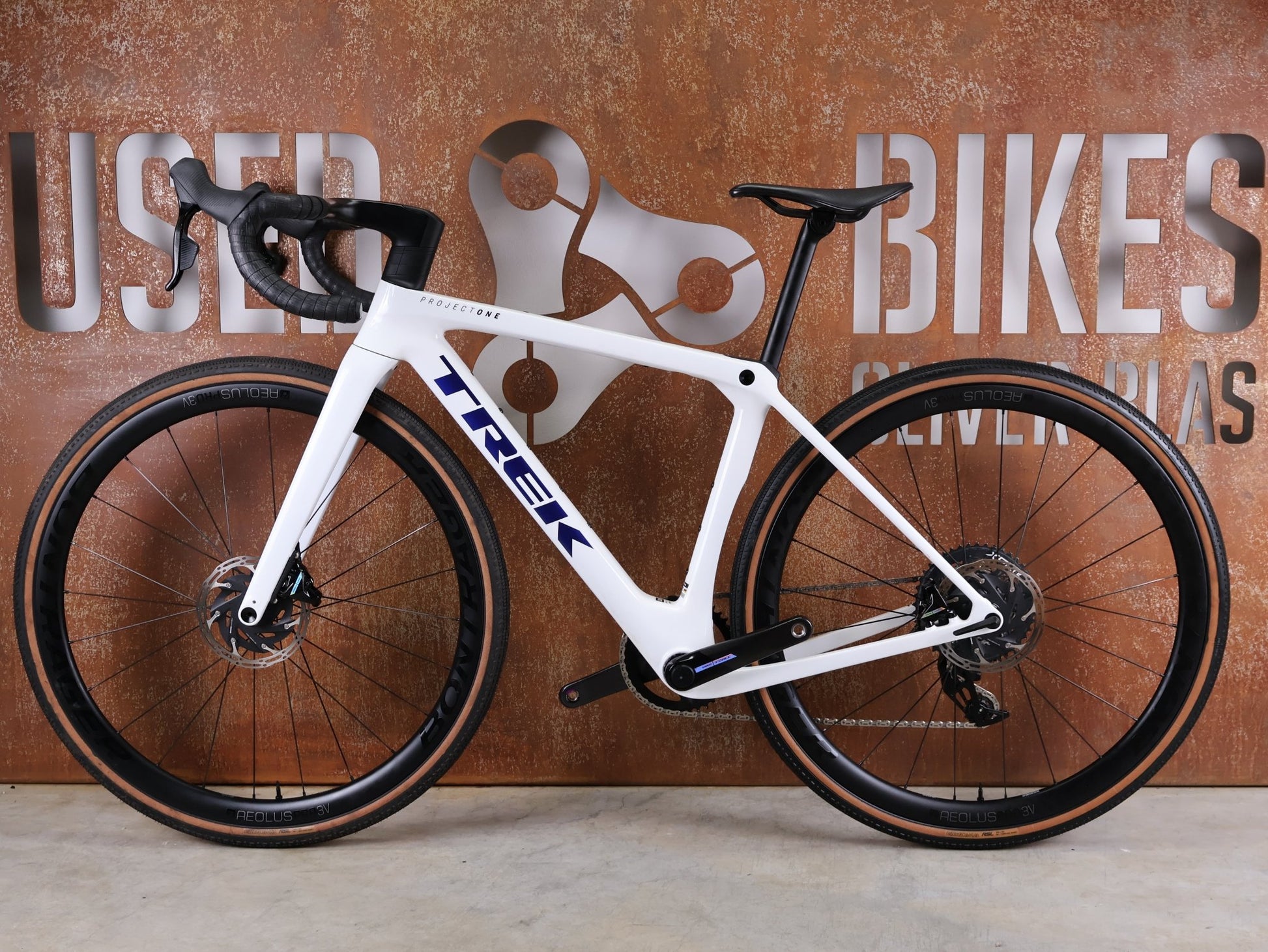 Gravel/Cyclocross von Trek, TREK CHECKMATE SLR 7 AXS – PROJECT ONE CRYSTAL WHITE / CRYSTAL BLUE / S vor USEDBIKES - OB.DE Hintergrund