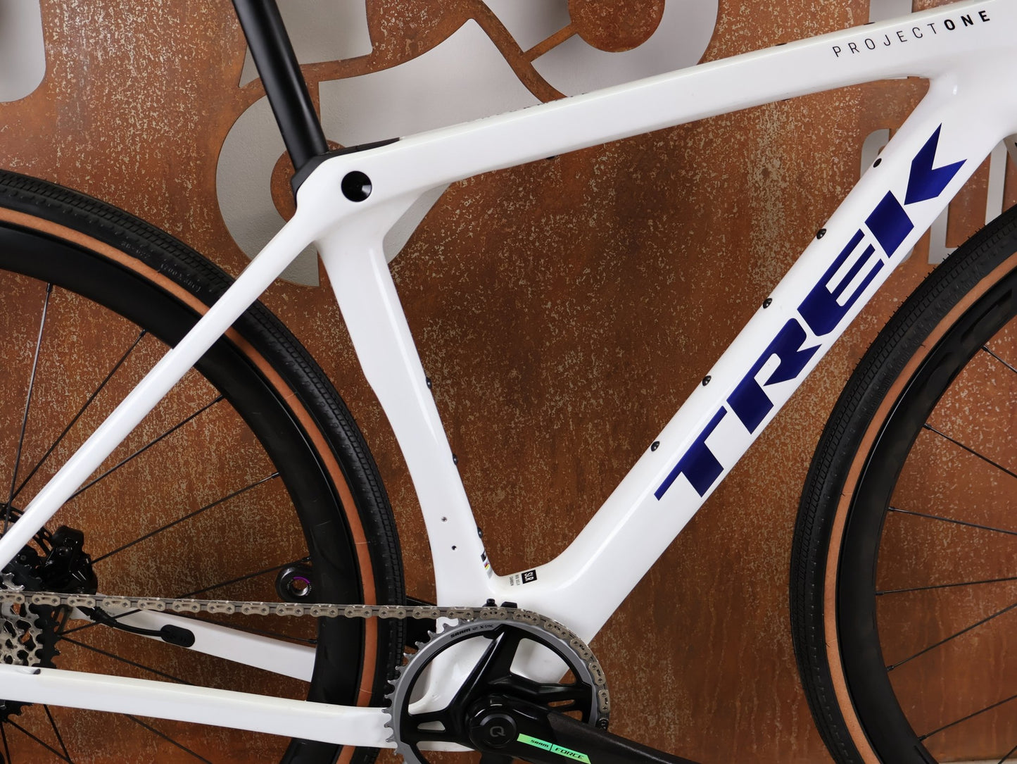 Gravel/Cyclocross von Trek, TREK CHECKMATE SLR 7 AXS – PROJECT ONE CRYSTAL WHITE / CRYSTAL BLUE / S vor USEDBIKES - OB.DE Hintergrund