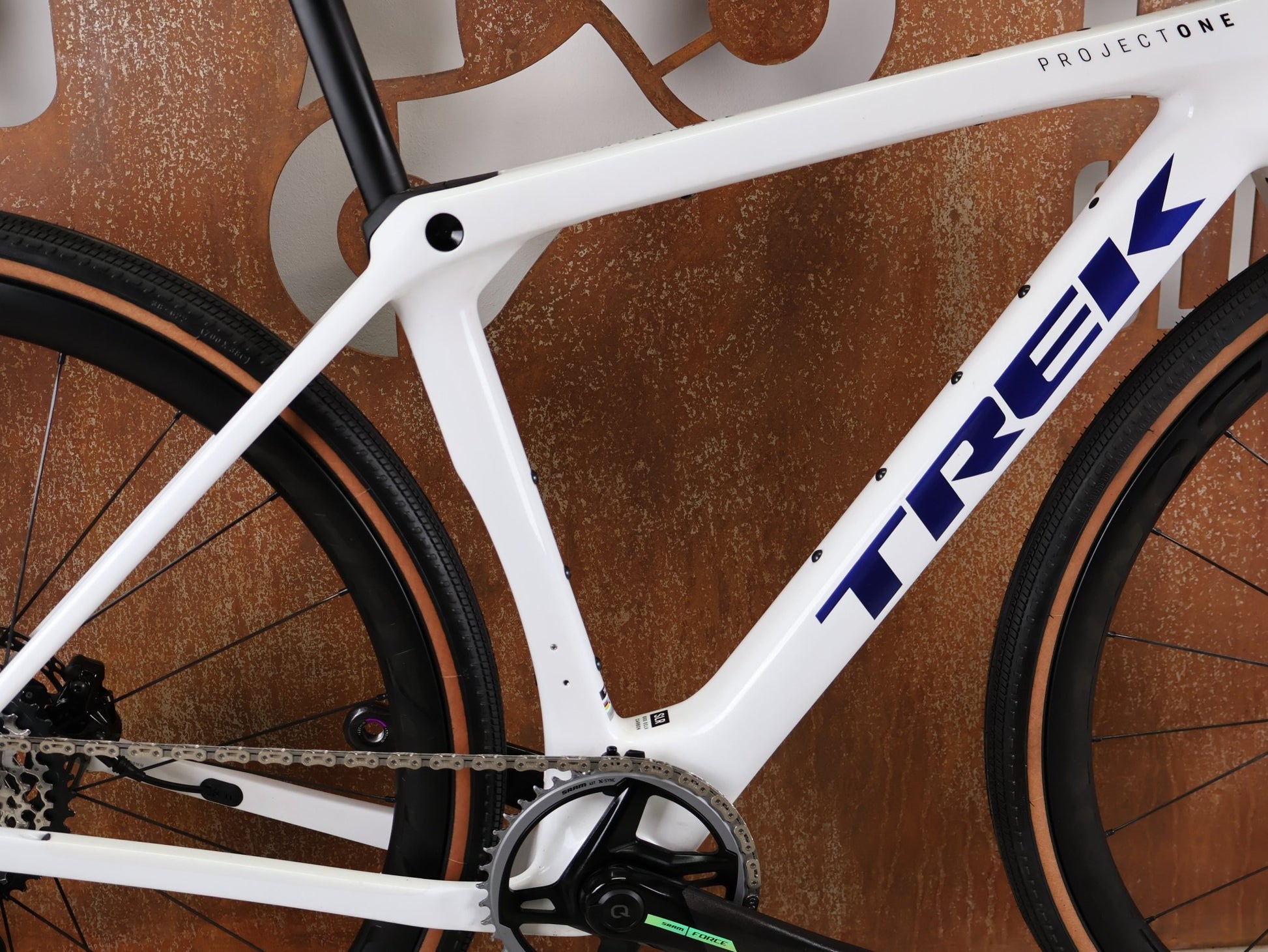 Gravel/Cyclocross von Trek, TREK CHECKMATE SLR 7 AXS – PROJECT ONE CRYSTAL WHITE / CRYSTAL BLUE / S vor USEDBIKES - OB.DE Hintergrund