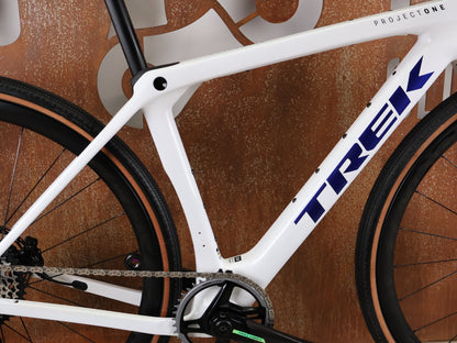 Gravel/Cyclocross von Trek, TREK CHECKMATE SLR 7 AXS – PROJECT ONE CRYSTAL WHITE / CRYSTAL BLUE / S vor USEDBIKES - OB.DE Hintergrund