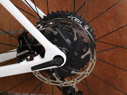 Gravel/Cyclocross von Trek, TREK CHECKMATE SLR 7 AXS – PROJECT ONE CRYSTAL WHITE / CRYSTAL BLUE / S vor USEDBIKES - OB.DE Hintergrund