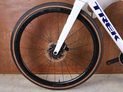 Gravel/Cyclocross von Trek, TREK CHECKMATE SLR 7 AXS – PROJECT ONE CRYSTAL WHITE / CRYSTAL BLUE / S vor USEDBIKES - OB.DE Hintergrund