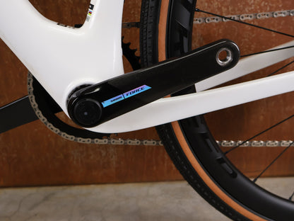 Gravel/Cyclocross von Trek, TREK CHECKMATE SLR 7 AXS – PROJECT ONE CRYSTAL WHITE / CRYSTAL BLUE / S vor USEDBIKES - OB.DE Hintergrund