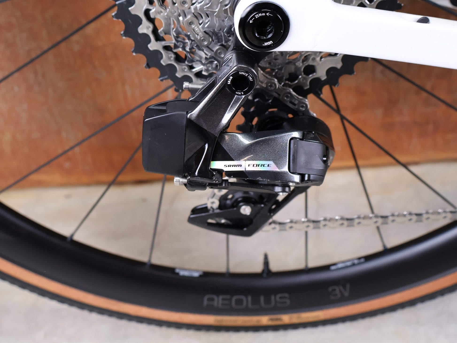 Gravel/Cyclocross von Trek, TREK CHECKMATE SLR 7 AXS – PROJECT ONE CRYSTAL WHITE / CRYSTAL BLUE / S vor USEDBIKES - OB.DE Hintergrund