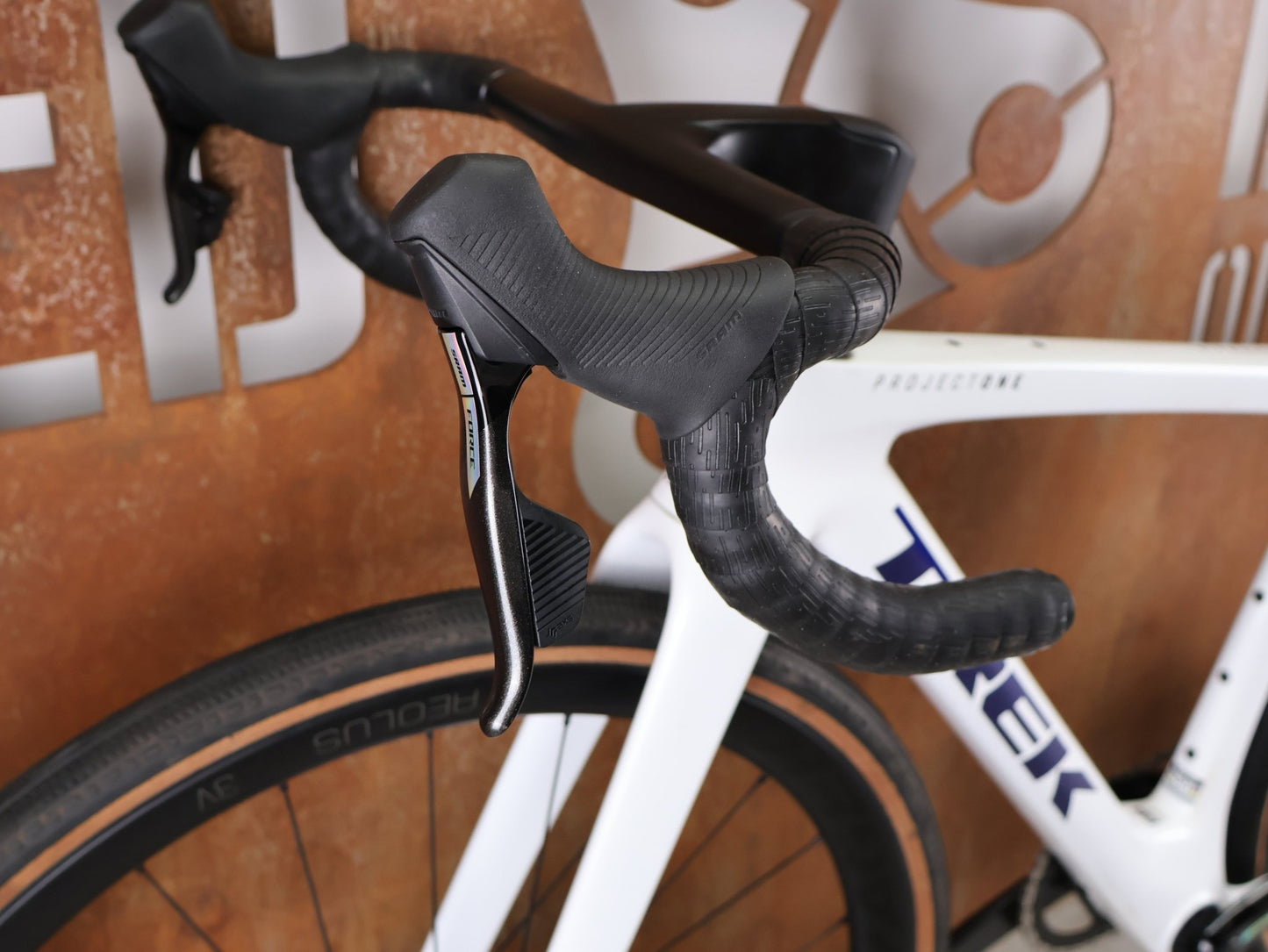 Gravel/Cyclocross von Trek, TREK CHECKMATE SLR 7 AXS – PROJECT ONE CRYSTAL WHITE / CRYSTAL BLUE / S vor USEDBIKES - OB.DE Hintergrund