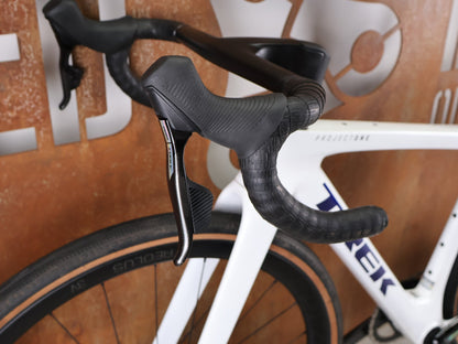 Gravel/Cyclocross von Trek, TREK CHECKMATE SLR 7 AXS – PROJECT ONE CRYSTAL WHITE / CRYSTAL BLUE / S vor USEDBIKES - OB.DE Hintergrund