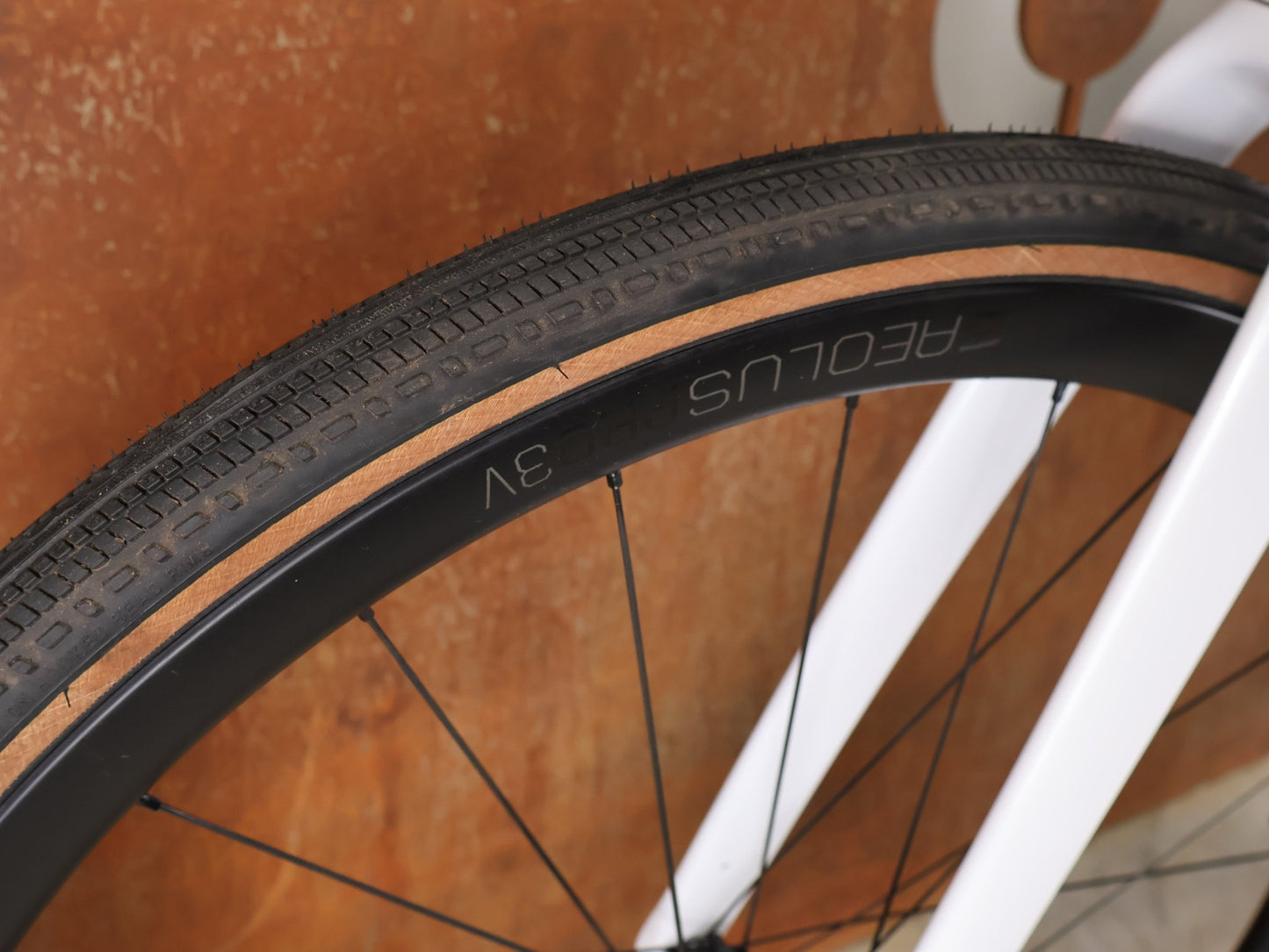 Gravel/Cyclocross von Trek, TREK CHECKMATE SLR 7 AXS – PROJECT ONE CRYSTAL WHITE / CRYSTAL BLUE / S vor USEDBIKES - OB.DE Hintergrund