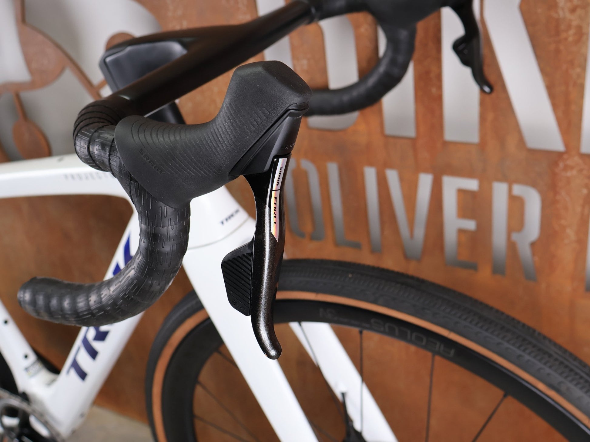 Gravel/Cyclocross von Trek, TREK CHECKMATE SLR 7 AXS – PROJECT ONE CRYSTAL WHITE / CRYSTAL BLUE / S vor USEDBIKES - OB.DE Hintergrund