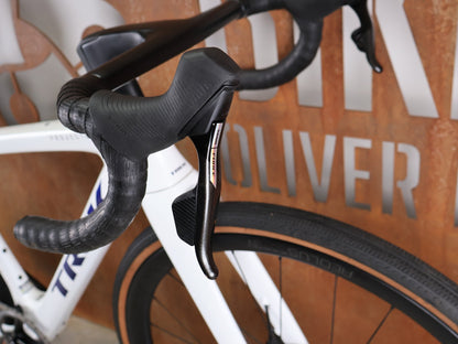 Gravel/Cyclocross von Trek, TREK CHECKMATE SLR 7 AXS – PROJECT ONE CRYSTAL WHITE / CRYSTAL BLUE / S vor USEDBIKES - OB.DE Hintergrund