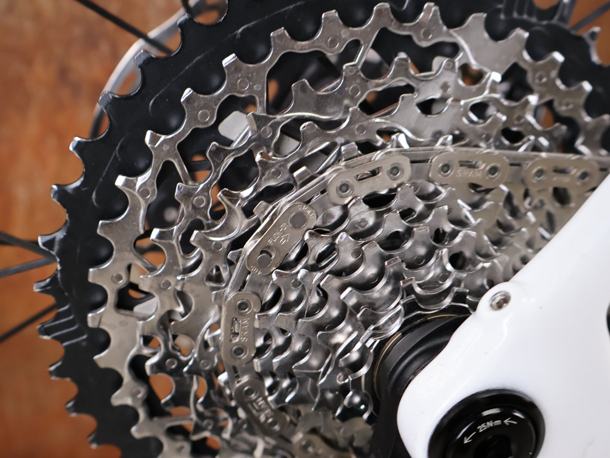 Gravel/Cyclocross von Trek, TREK CHECKMATE SLR 7 AXS – PROJECT ONE CRYSTAL WHITE / CRYSTAL BLUE / S vor USEDBIKES - OB.DE Hintergrund