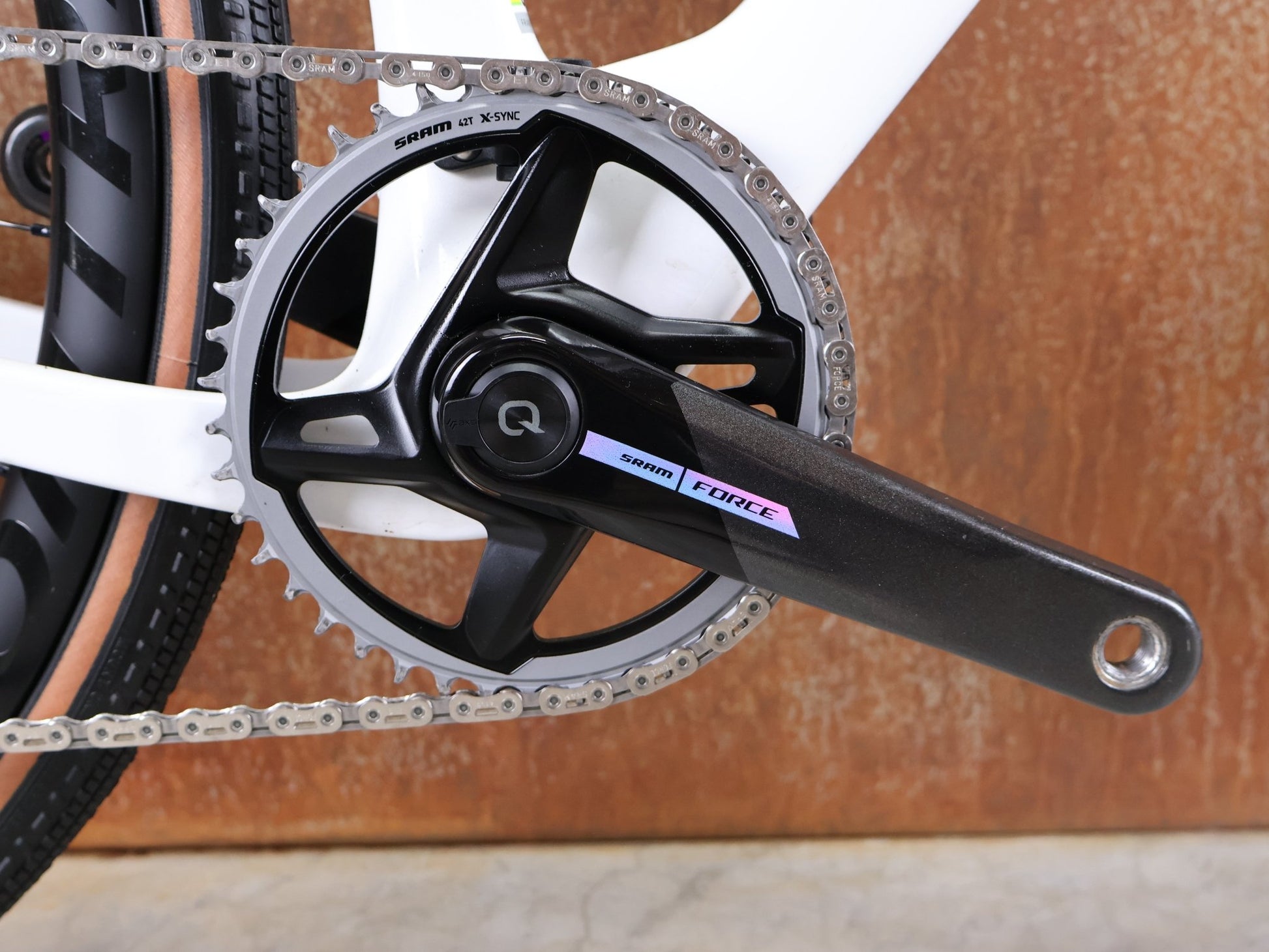 Gravel/Cyclocross von Trek, TREK CHECKMATE SLR 7 AXS – PROJECT ONE CRYSTAL WHITE / CRYSTAL BLUE / S vor USEDBIKES - OB.DE Hintergrund