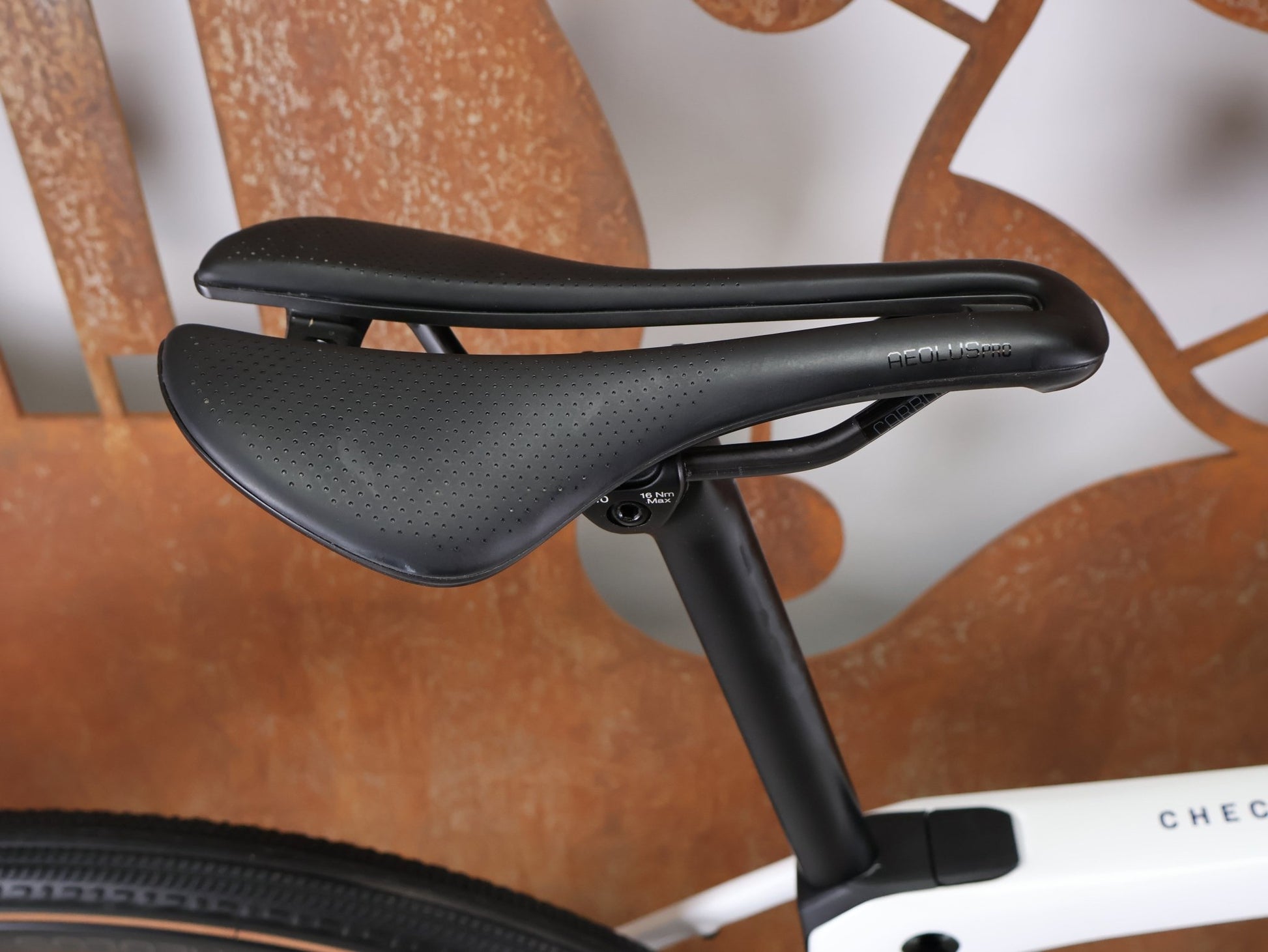 Gravel/Cyclocross von Trek, TREK CHECKMATE SLR 7 AXS – PROJECT ONE CRYSTAL WHITE / CRYSTAL BLUE / S vor USEDBIKES - OB.DE Hintergrund