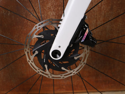 Gravel/Cyclocross von Trek, TREK CHECKMATE SLR 7 AXS – PROJECT ONE CRYSTAL WHITE / CRYSTAL BLUE / S vor USEDBIKES - OB.DE Hintergrund