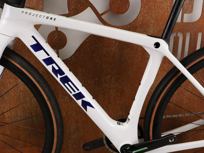 Gravel/Cyclocross von Trek, TREK CHECKMATE SLR 7 AXS – PROJECT ONE CRYSTAL WHITE / CRYSTAL BLUE / S vor USEDBIKES - OB.DE Hintergrund