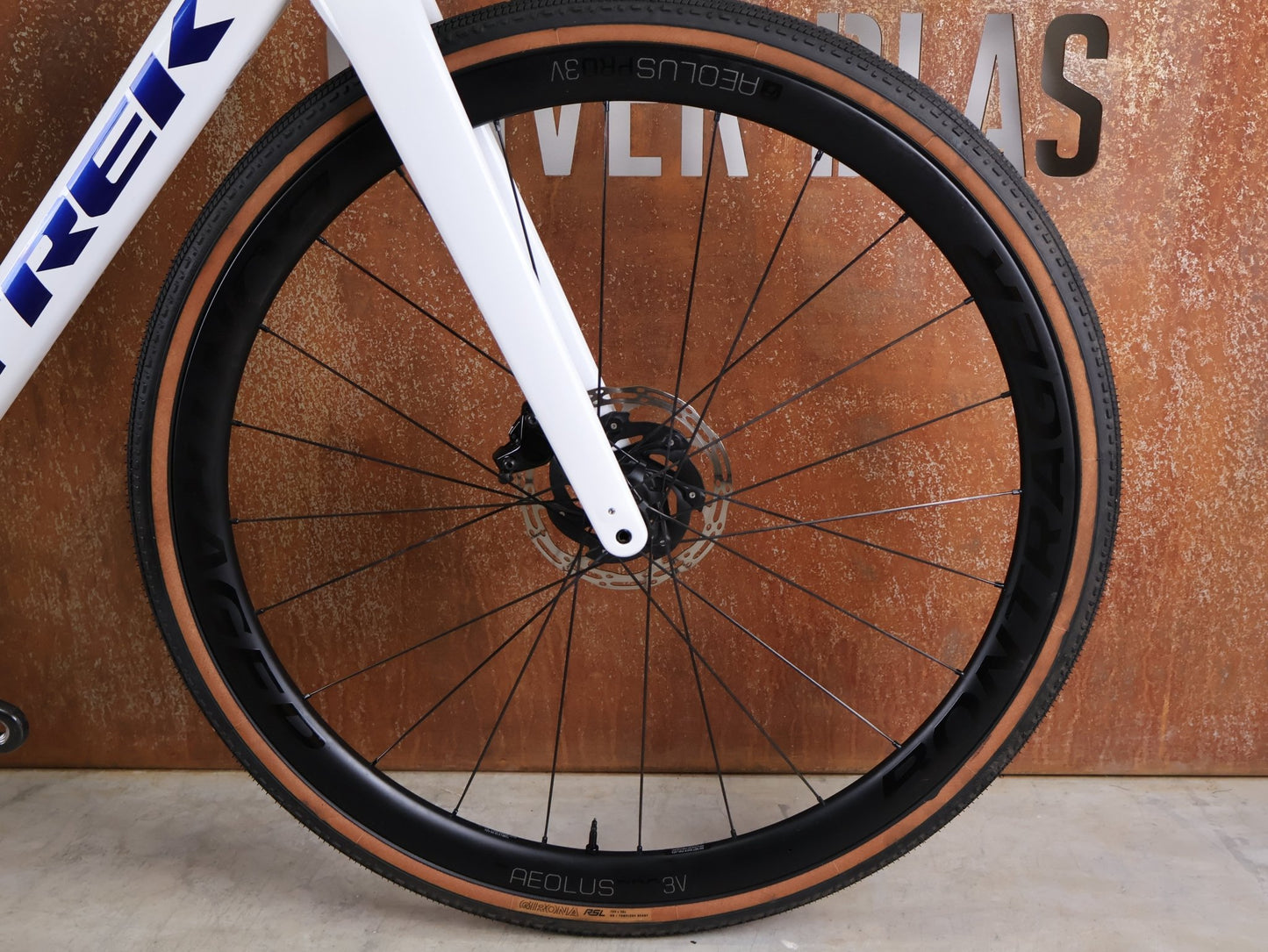 Gravel/Cyclocross von Trek, TREK CHECKMATE SLR 7 AXS – PROJECT ONE CRYSTAL WHITE / CRYSTAL BLUE / S vor USEDBIKES - OB.DE Hintergrund